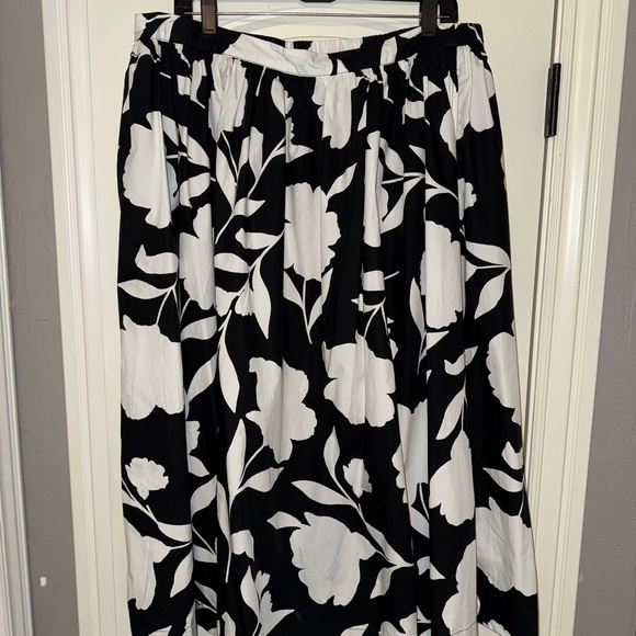 kate spade Dresses & Skirts - Kate Spade Black and White Floral A-Line Skirt with pockets